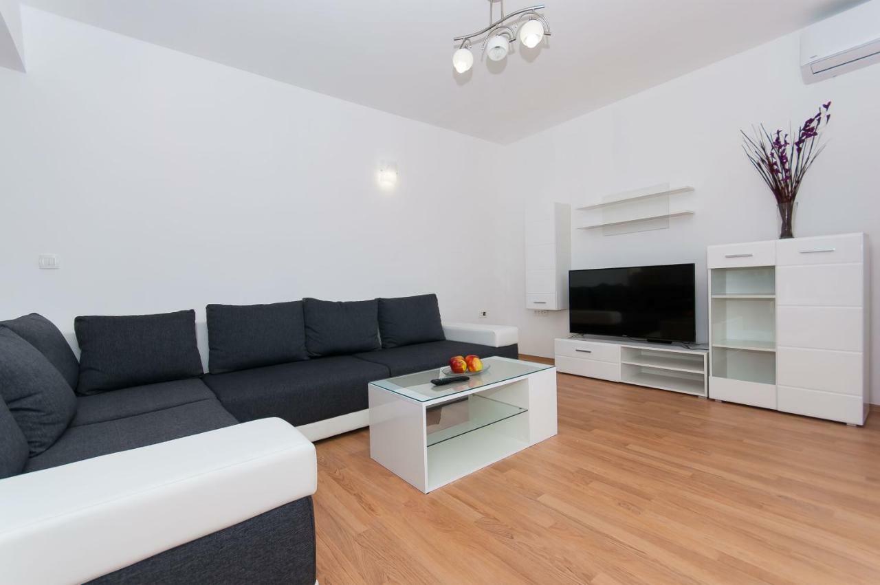 Apartman Mira- オミシュ エクステリア 写真